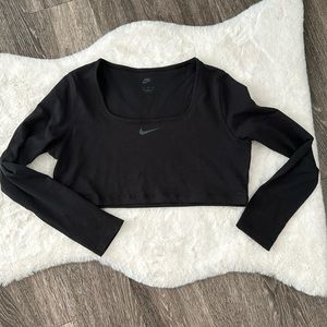 Nike Sportswear Women's Long-Sleeve Crop Top
Size: XL (16–18)